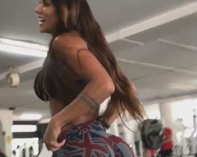 Bootylicious Sonia Squatting VIDEO